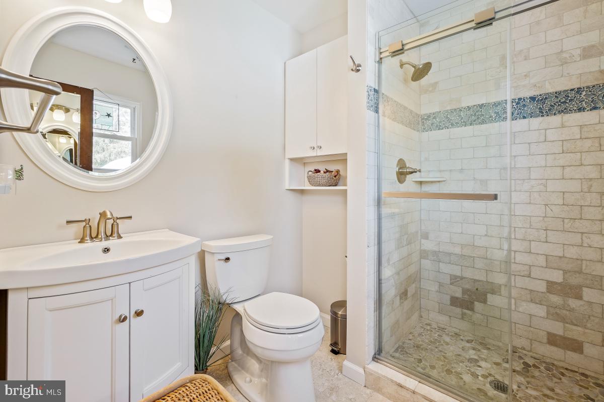 24357 Flamingo Terrace Gaithersburg, MD 20882 - Photo 28 of 41 a bathroom with a toilet sink and shower
