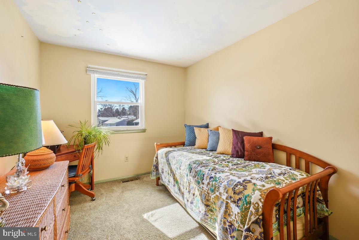 24357 Flamingo Terrace Gaithersburg, MD 20882 - Photo 32 of 41 a bedroom with a bed and a desk