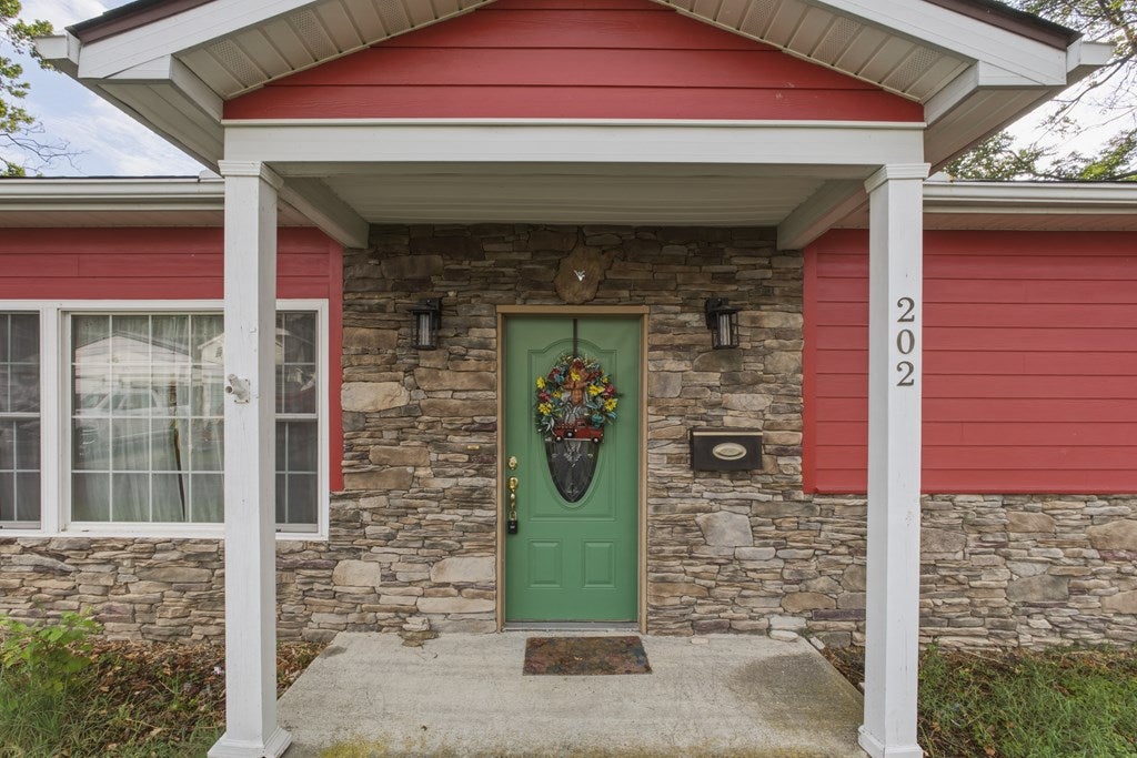 202 Riverside Drive Hinton, WV 25951 - Photo 3 of 40 Gallery Image 3