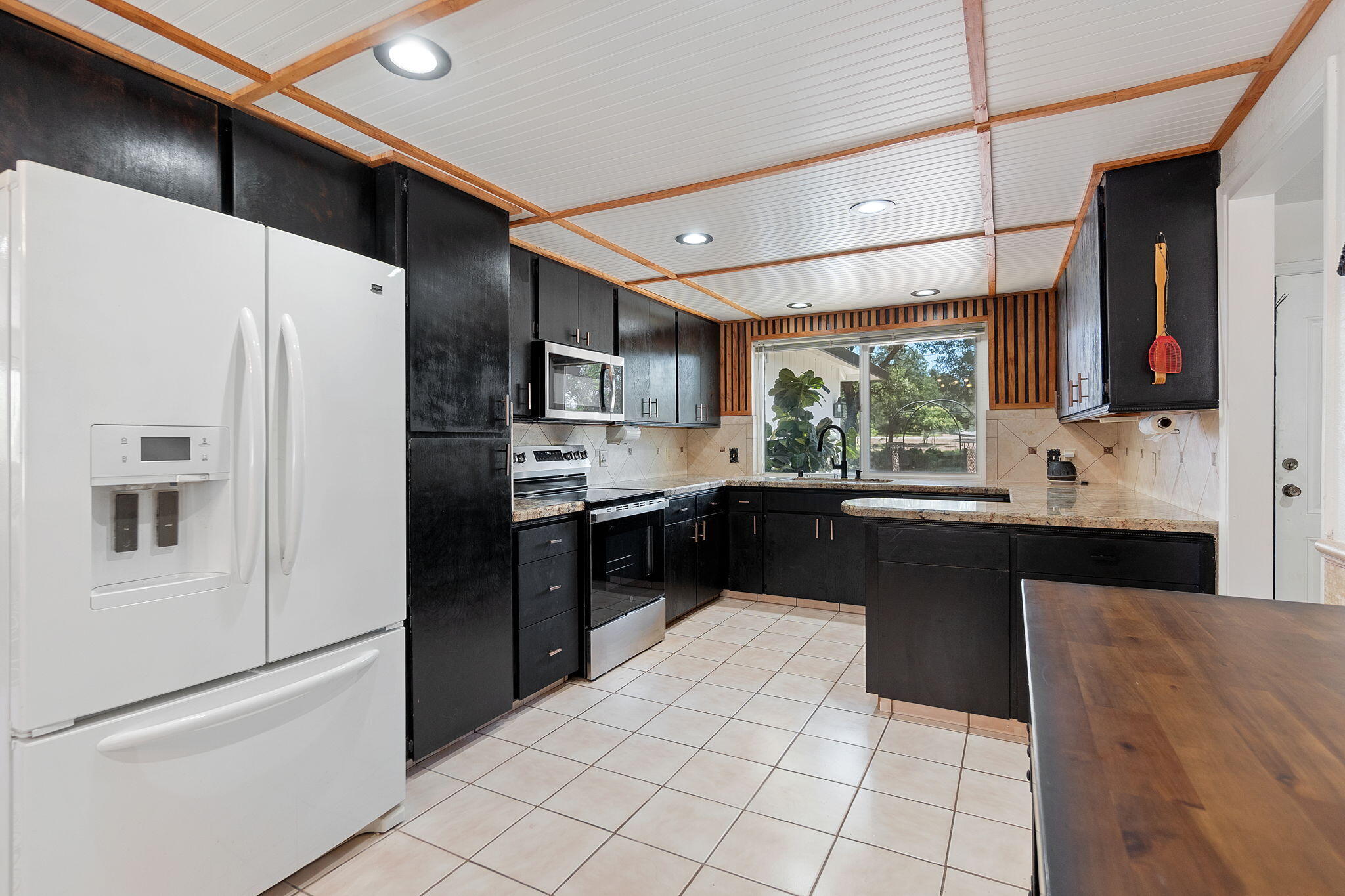 10390 October Lane Redding, CA 96003 - Photo 16 of 94 Kitchen