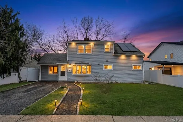 $749,000 | 26 Family Lane, Levittown, NY 11756