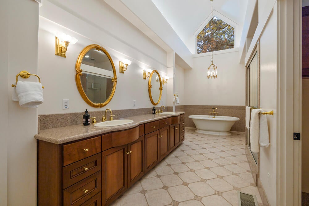 11944 Kestrel Road Klamath Falls, OR 97601 - Photo 49 of 121 Double Vanities