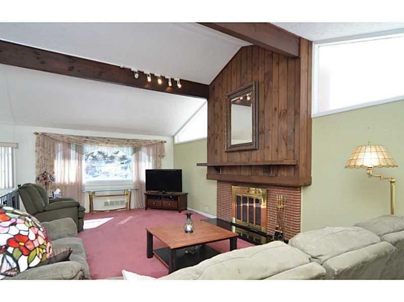 167 McIntyre Road Pittsburgh, PA 15237 - Photo 5 of 25 Living Room.