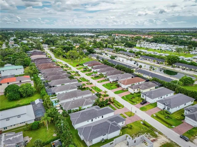 a black and white photo of a living room