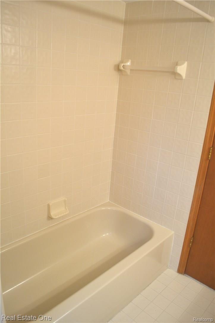 30992 Country Ridge Circle Farmington, MI 48331 - Photo 34 of 40 35.jpg