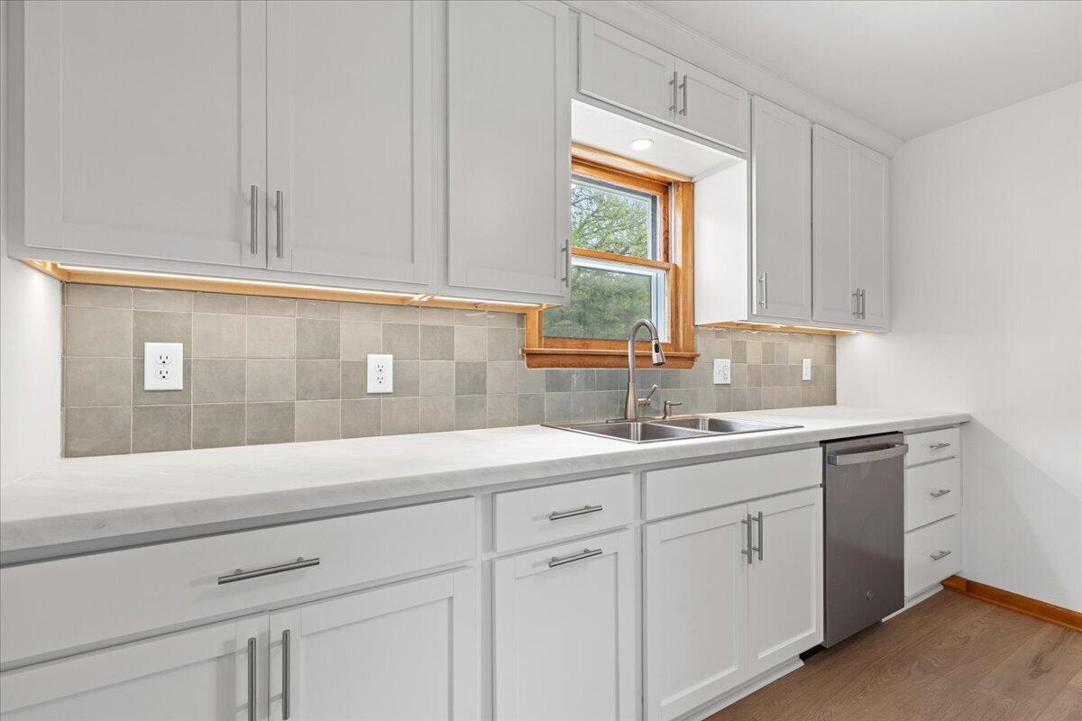 3776 Hubertus Road Richfield, WI 53033 - Photo 10 of 27 Beautifully Updated Kitchen