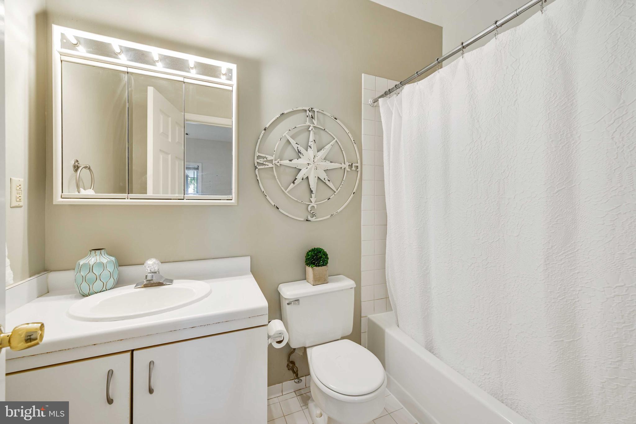 4202 Roland Avenue, Unit 104 Baltimore, MD 21211 - Photo 21 of 37 Full bath in bedroom #1