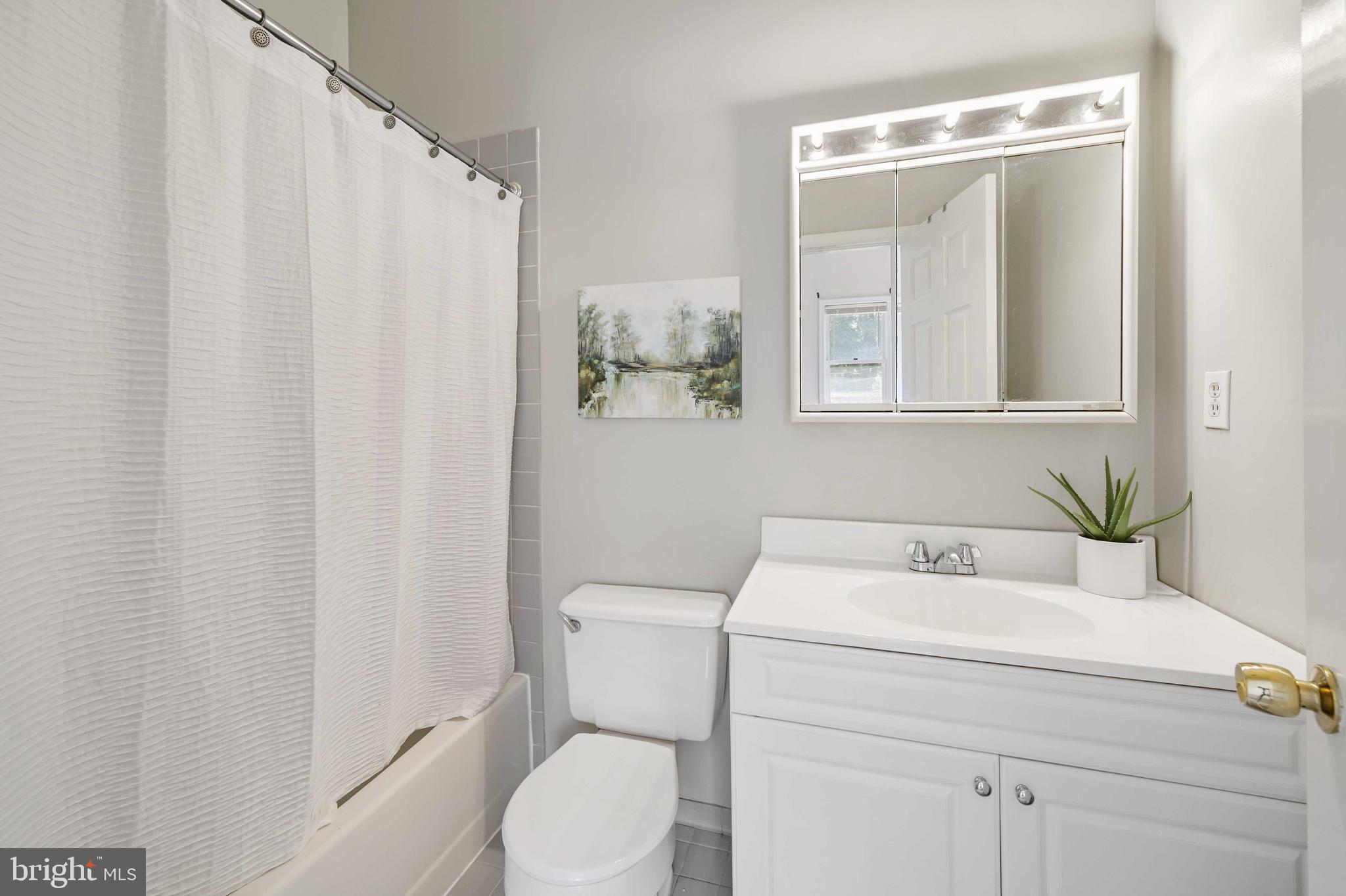 4202 Roland Avenue, Unit 104 Baltimore, MD 21211 - Photo 26 of 37 Full bath in bedroom #2