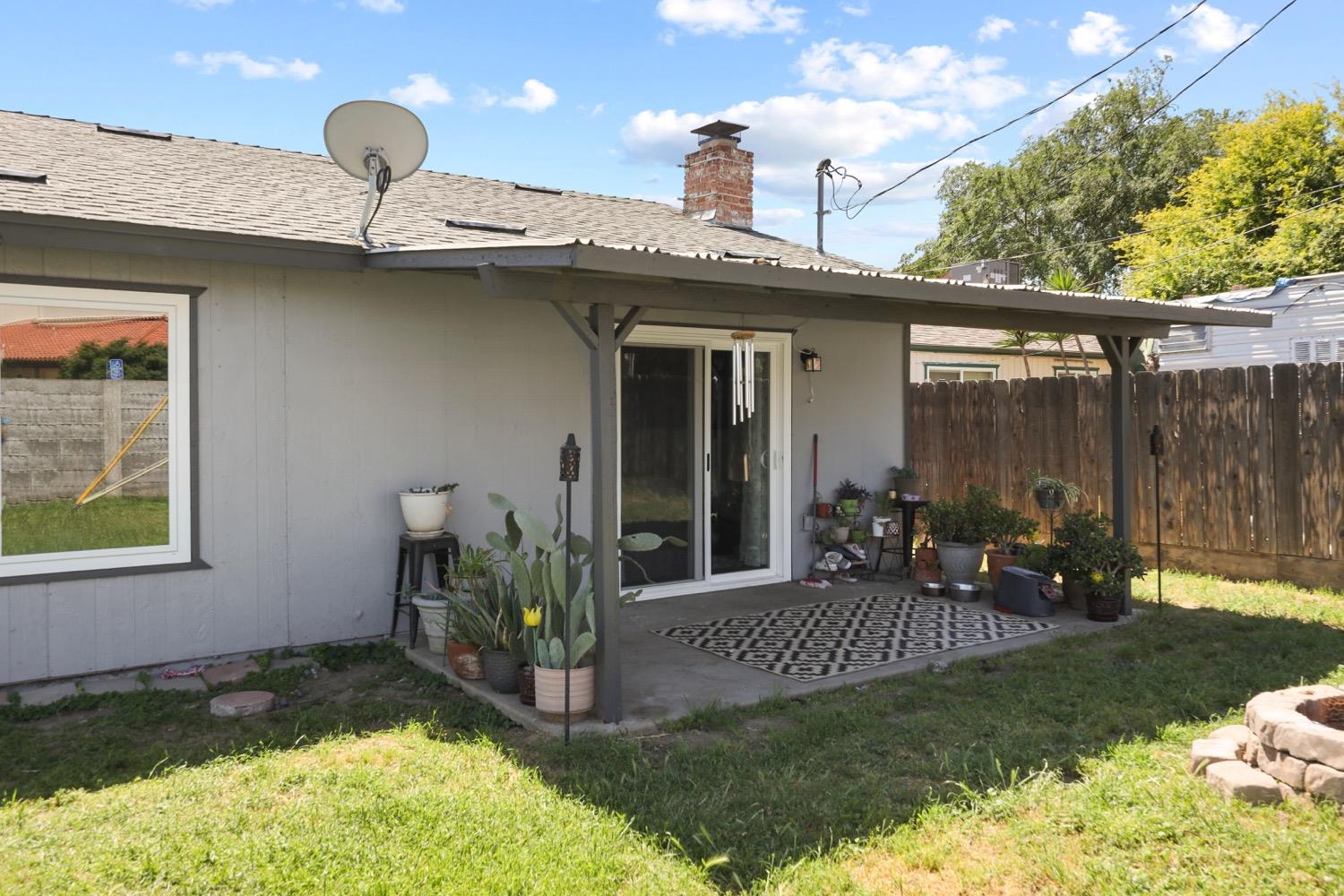 948 Harvard Avenue Clovis, CA 93612 - Photo 25 of 26 a view of a patio with a table and chairs