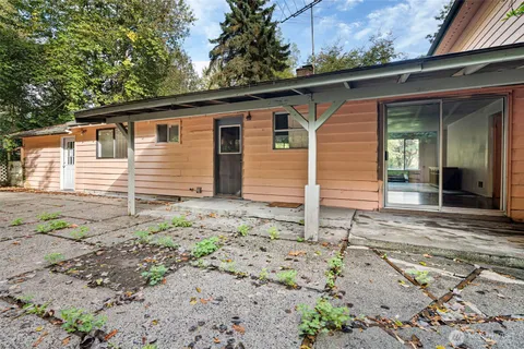 a view of a backyard with pathway