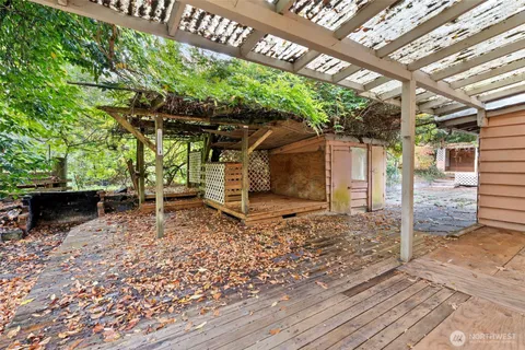 a view of yard with green space