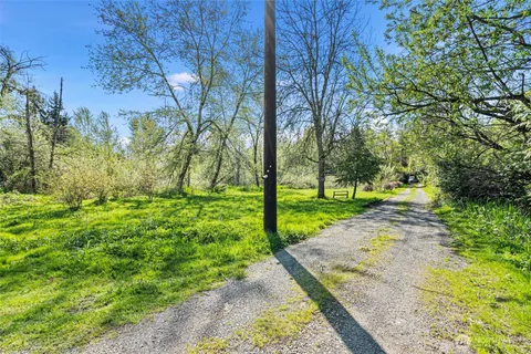 a view of yard with green space