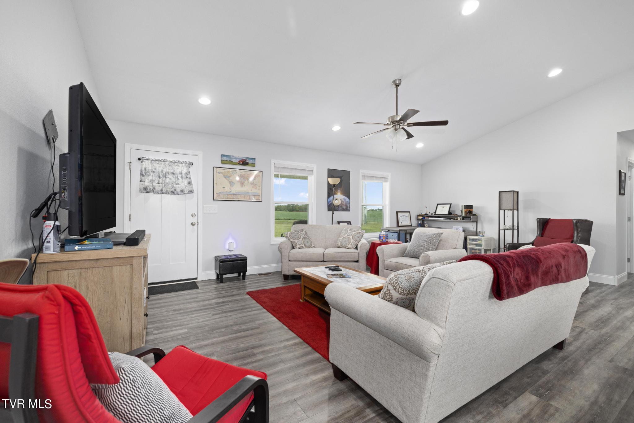 20 Brown Road Chuckey, TN 37641 - Photo 11 of 42 Living room