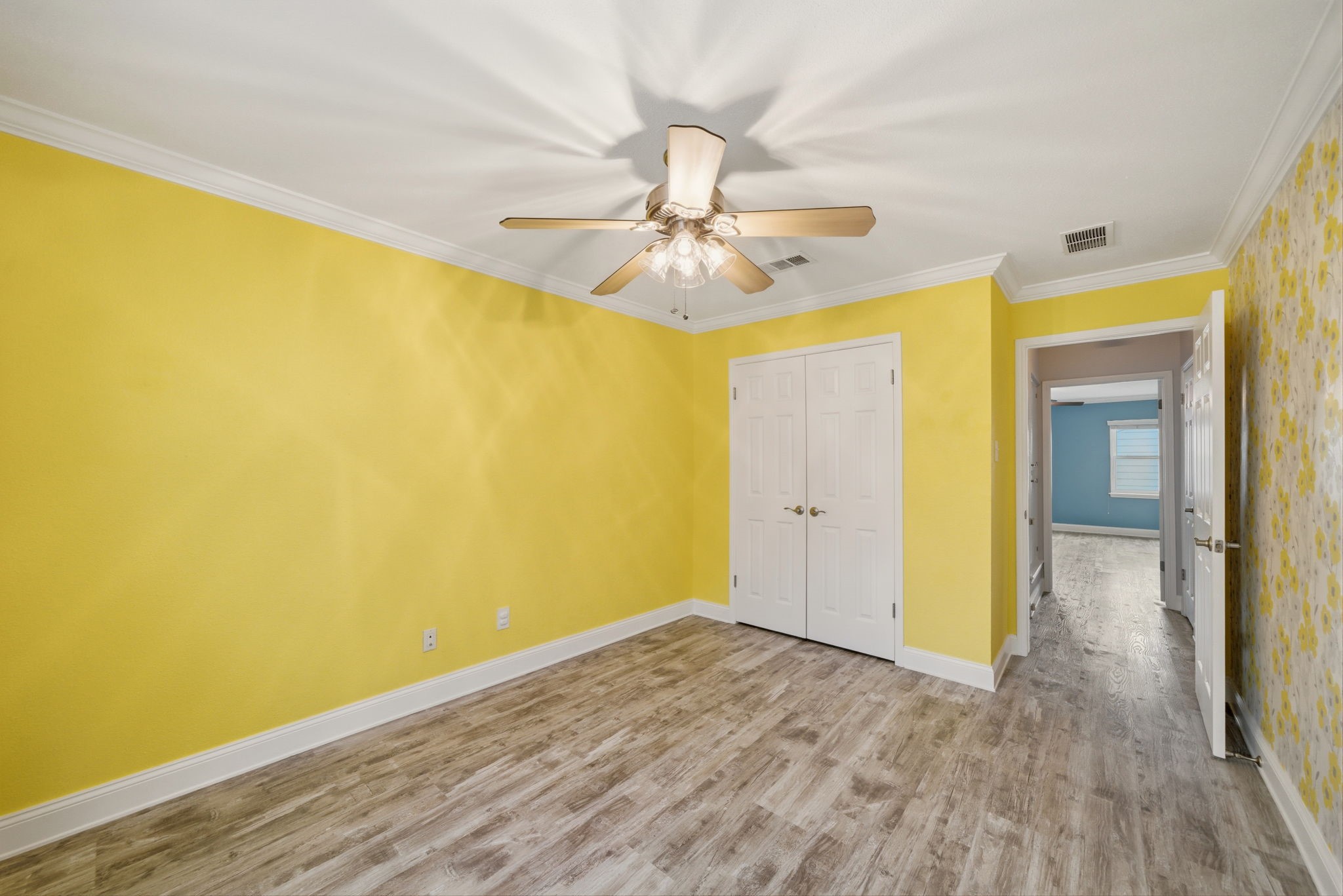 6452 Burgoyne Road, Unit 100 Houston, TX 77057 - Photo 29 of 44 a view of a big room with wooden floor a chandelier fan and windows