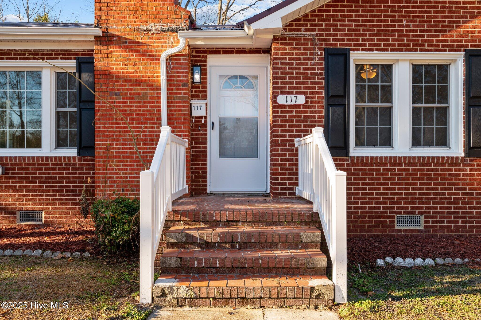117 Reddick Street Williamston, NC 27892 - Photo 4 of 40 4 FRONT ENTRANCE