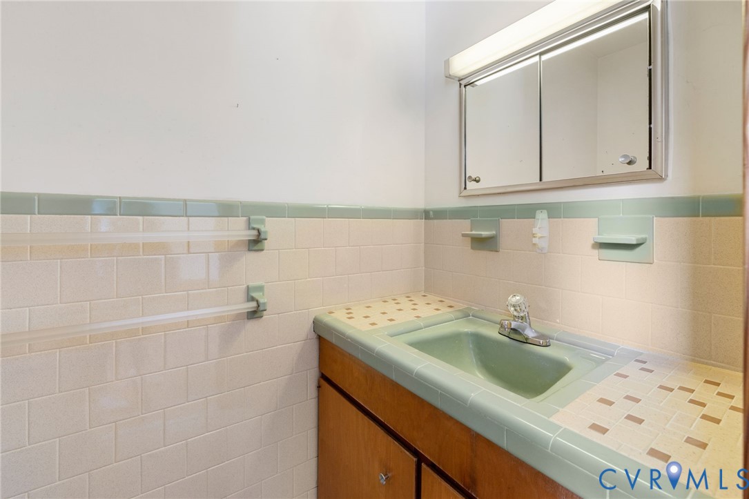 4029 Flintridge Road Richmond, VA 23235 - Photo 17 of 27 Half Bath off Primary Bedroom