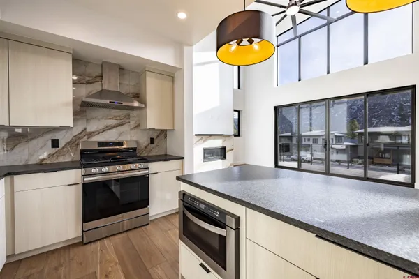 a view of empty room with windows