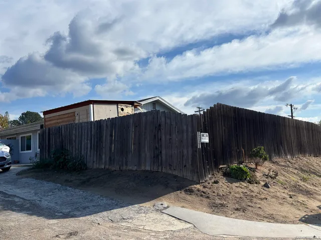 a view of a backyard