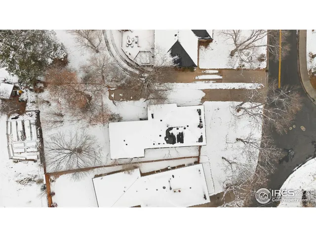 a black and white photo of a living room