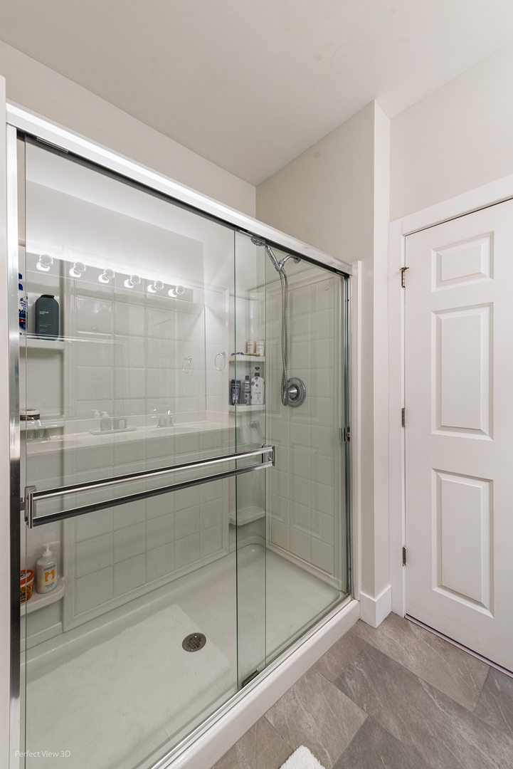 10200 Mulberry Lane, Unit G Bridgeview, IL 60455 - Photo 15 of 22 a bathroom with a shower