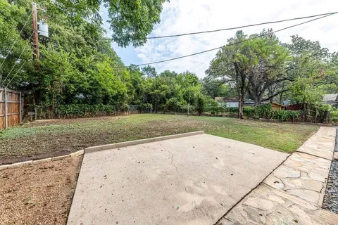 a view of a yard with basketball court