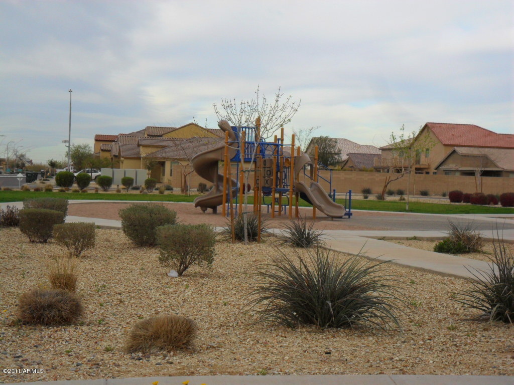 2446 West Gaby Road Phoenix, AZ 85041 - Photo 18 of 21 common park