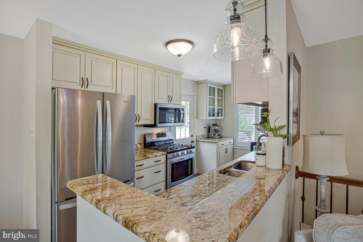 91 Scotts Cove Road Edgewater, MD 21037 - Photo 11 of 40 Modern kitchen with elegant finishes.