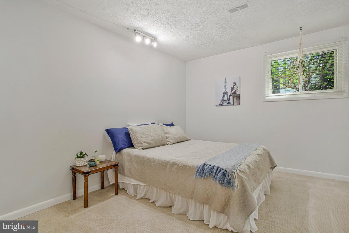 91 Scotts Cove Road Edgewater, MD 21037 - Photo 26 of 40 Serene bedroom with natural light.