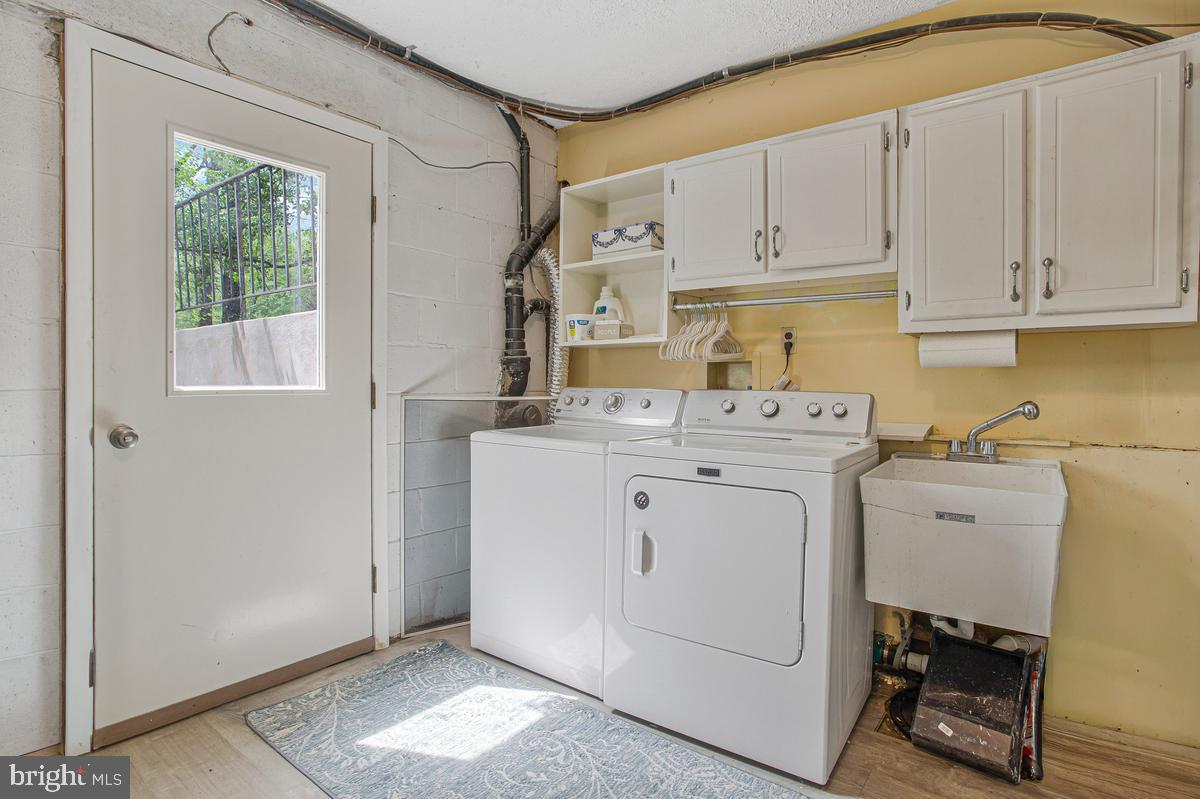91 Scotts Cove Road Edgewater, MD 21037 - Photo 31 of 40 Bright and functional laundry space.
