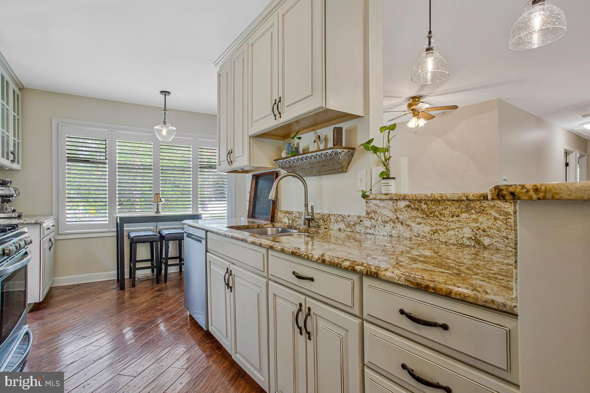 91 Scotts Cove Road Edgewater, MD 21037 - Photo 7 of 40 Charming kitchen with modern elegance.