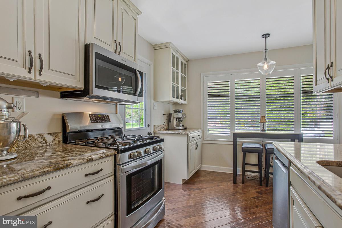 91 Scotts Cove Road Edgewater, MD 21037 - Photo 8 of 40 Charming kitchen with modern touches.