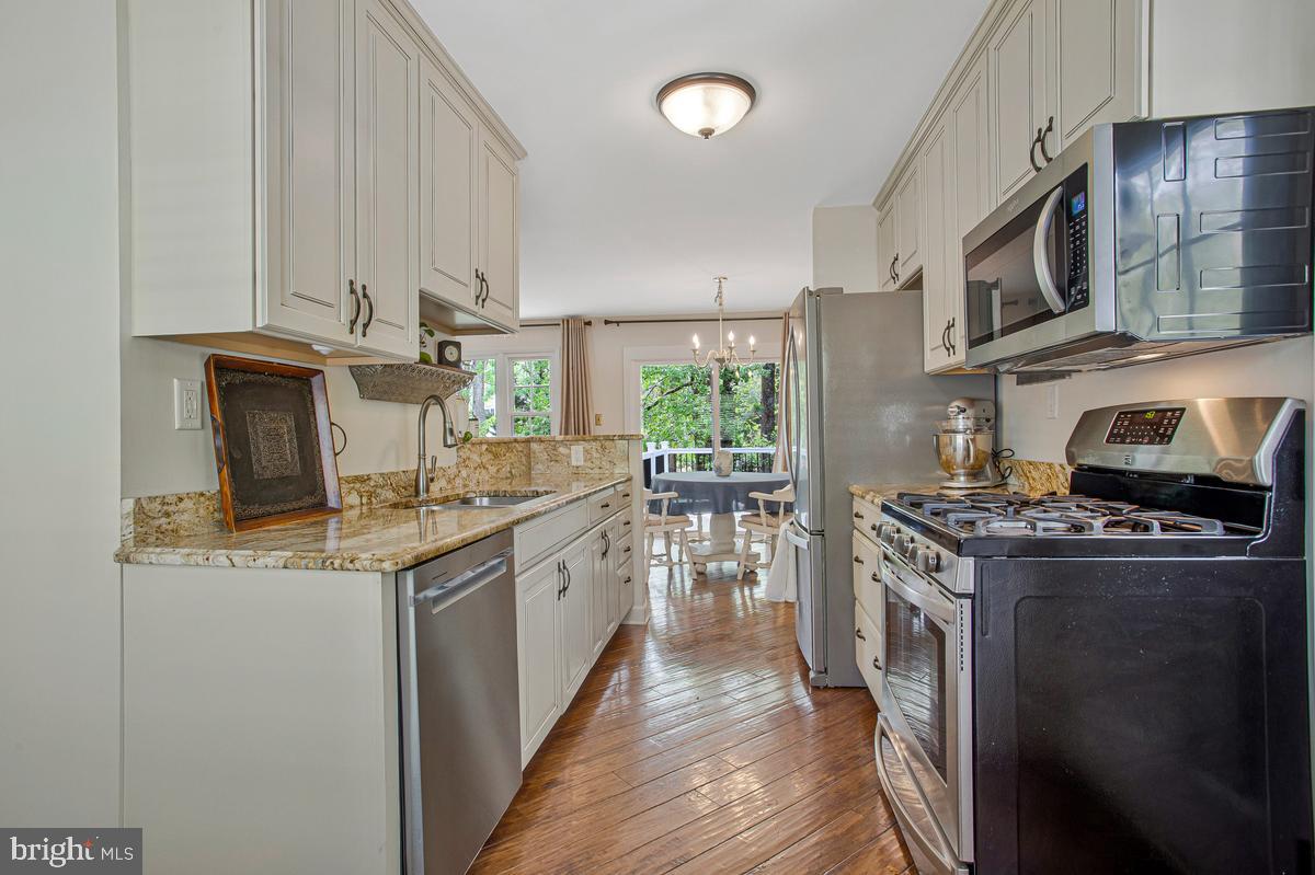 91 Scotts Cove Road Edgewater, MD 21037 - Photo 9 of 40 Modern kitchen with elegant finishes.