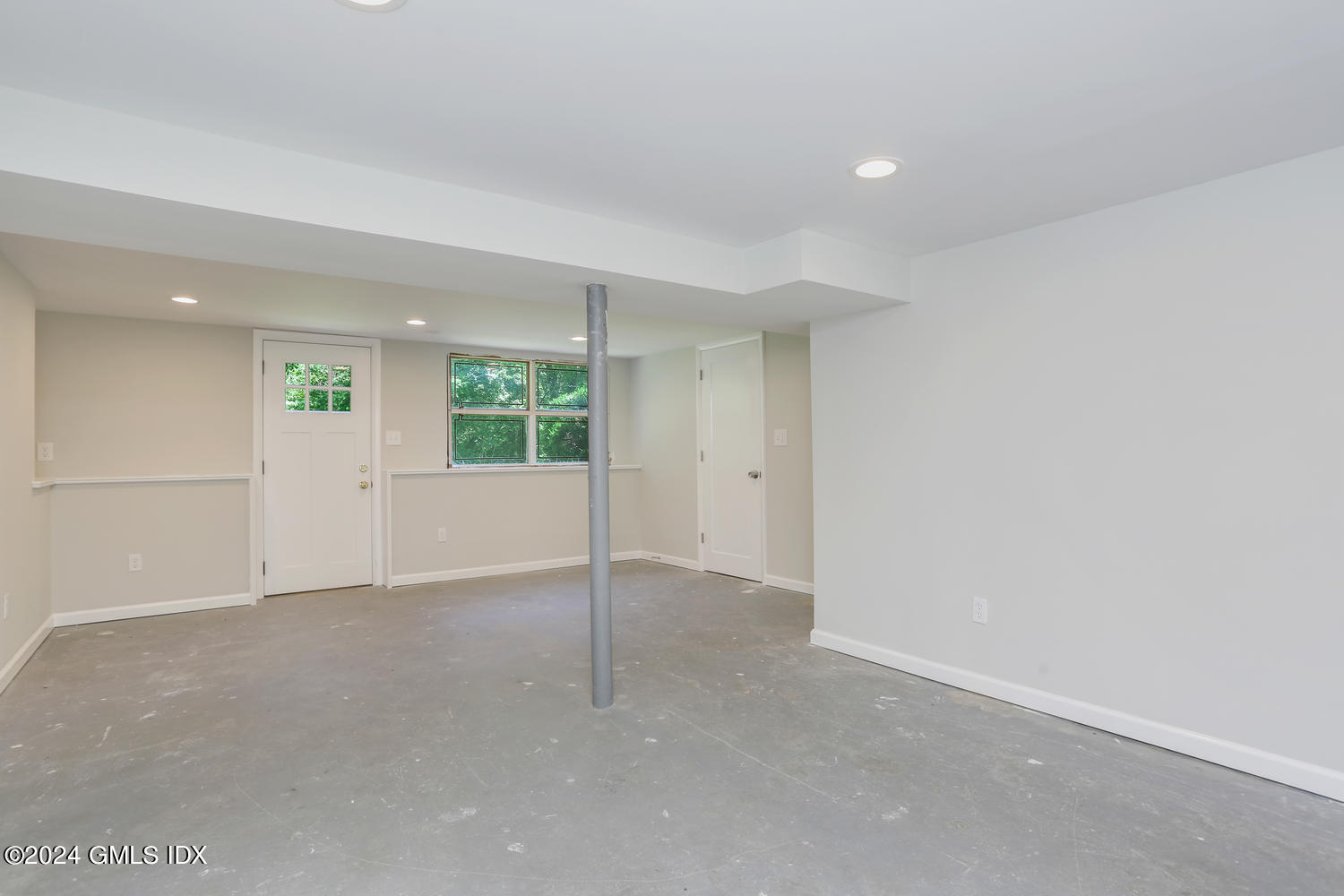 10 Florence Road Riverside, CT 06878 - Photo 12 of 14 an empty room with windows