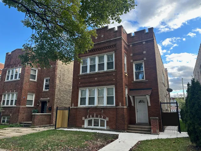 $1,950 | 4129 West Barry Avenue, Unit 2, Chicago, IL 60641