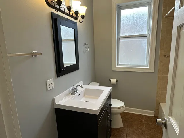 $1,950 | 4129 West Barry Avenue, Unit 2, Chicago, IL 60641