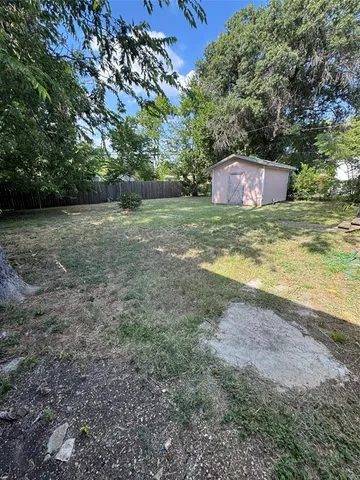 a view of a yard with a tree