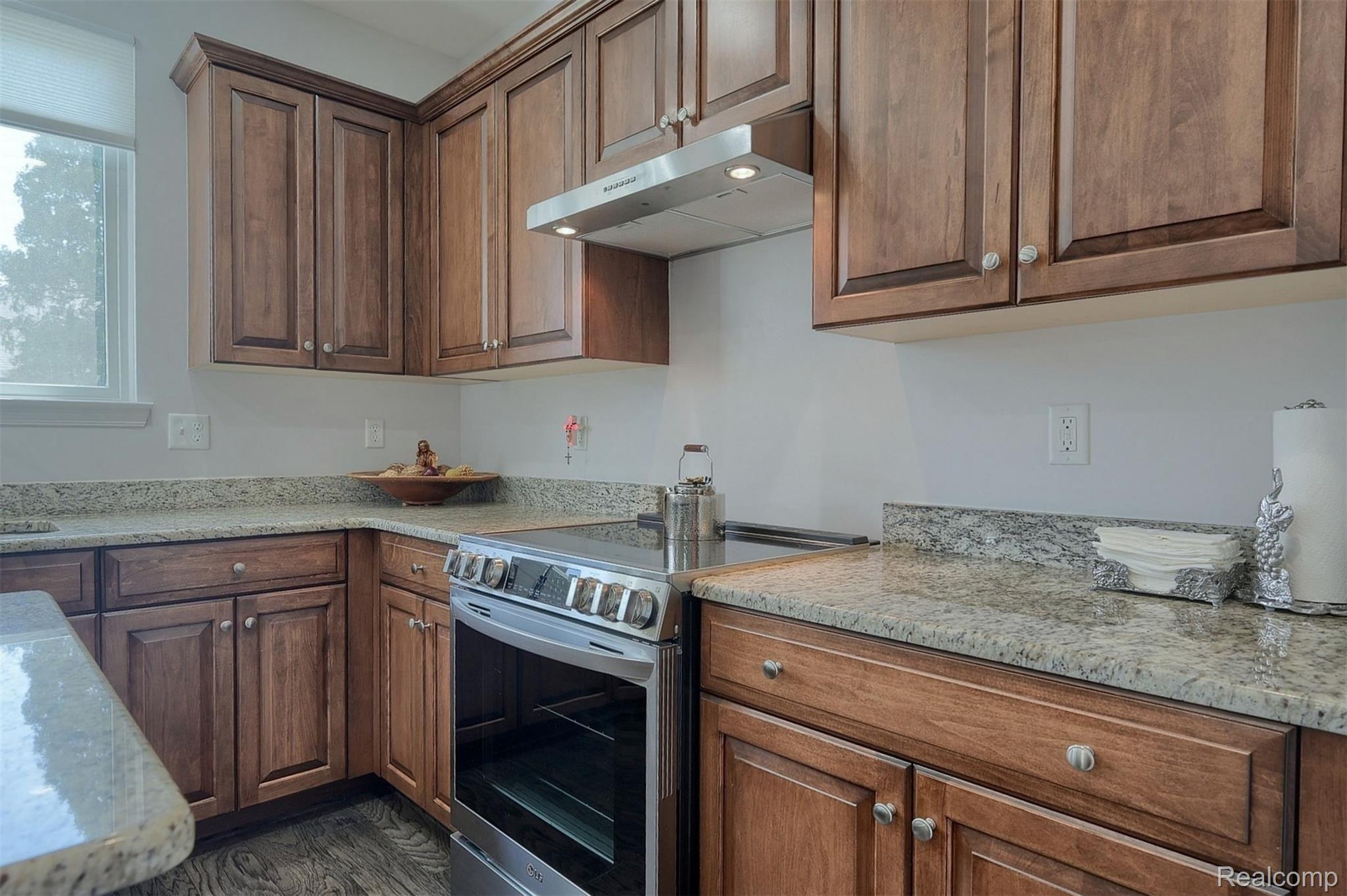 3816 Somerset Circle Rochester, MI 48309 - Photo 13 of 34 13-Granite-Counter-Tops.jpg