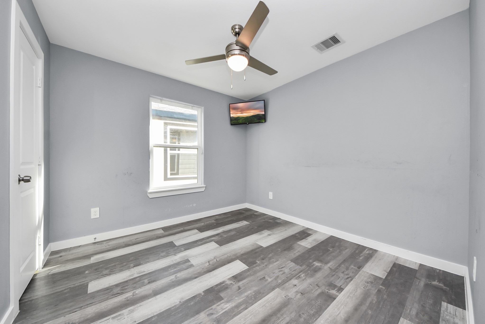 618 Maple Way, Unit A Houston, TX 77015 - Photo 18 of 48 a view of entryway and hall with a window