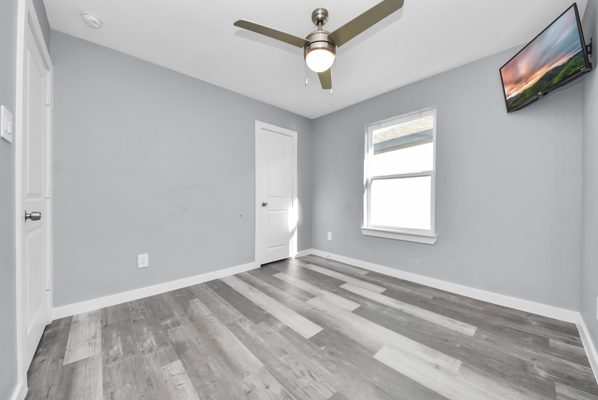 618 Maple Way, Unit A Houston, TX 77015 - Photo 19 of 48 a view of an empty room with a window