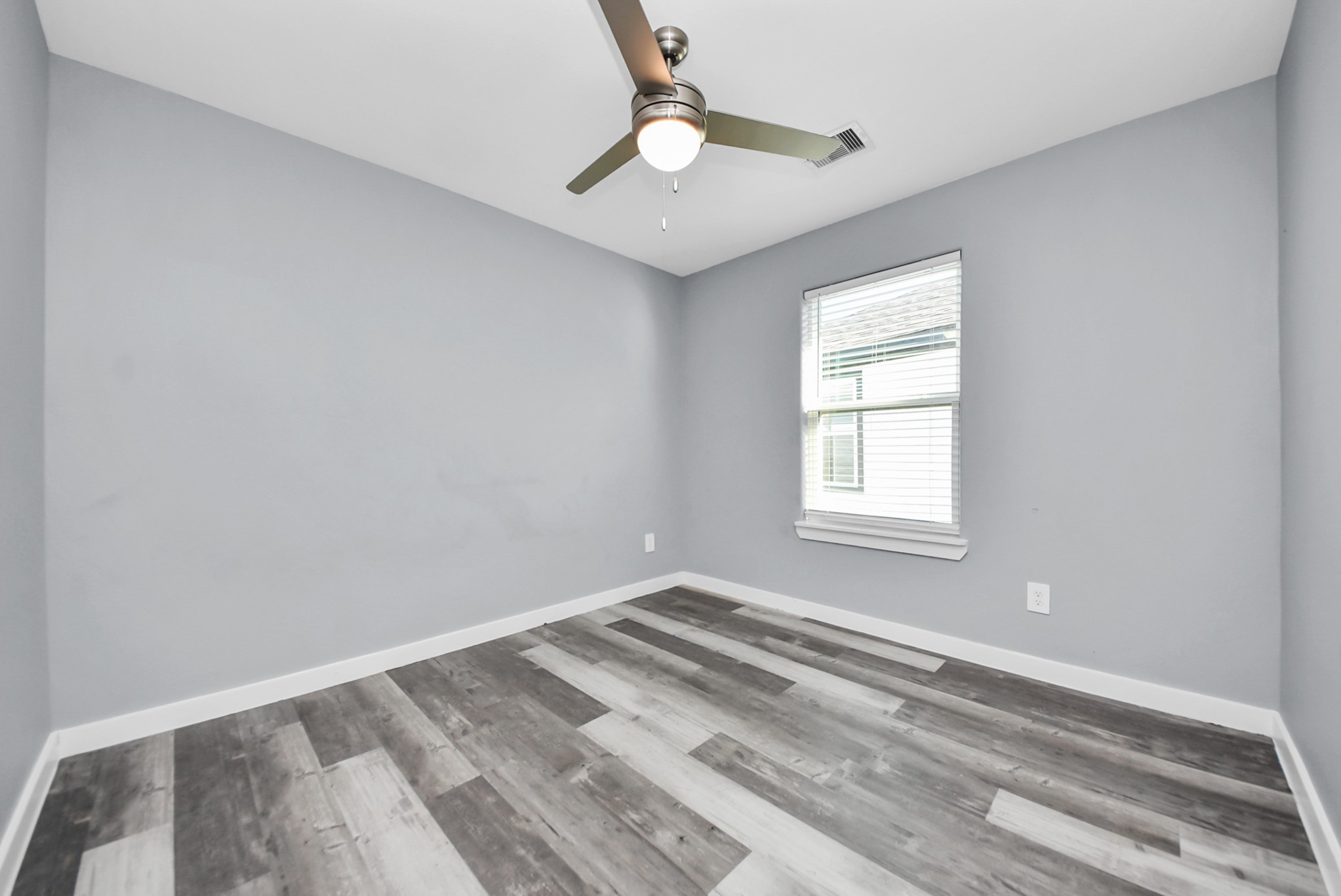 618 Maple Way, Unit A Houston, TX 77015 - Photo 20 of 48 a view of empty room with wooden floor and fan