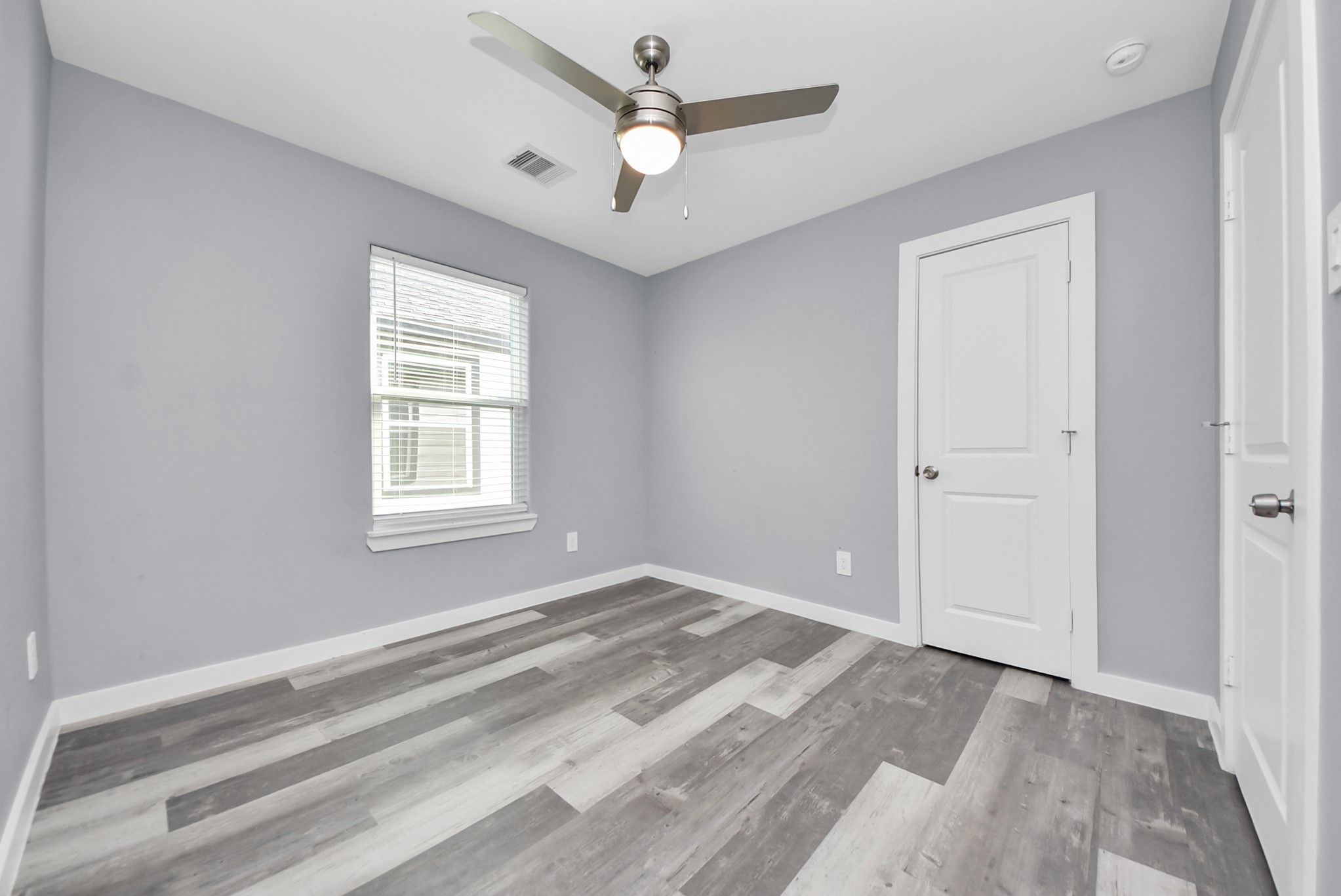 618 Maple Way, Unit A Houston, TX 77015 - Photo 21 of 48 a view of a livingroom with a ceiling fan and window
