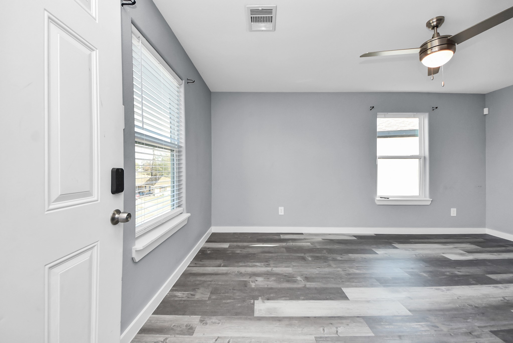 618 Maple Way, Unit A Houston, TX 77015 - Photo 25 of 48 a view of an empty room with a window