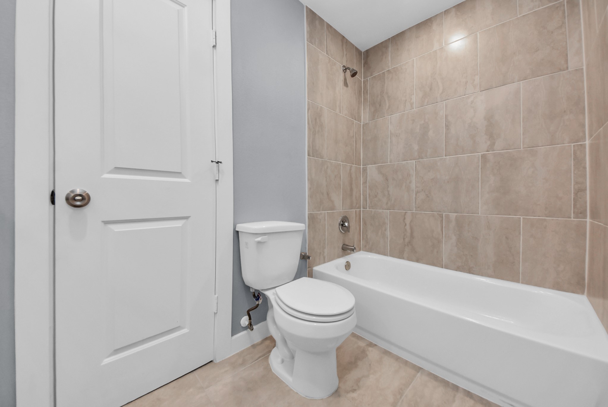 618 Maple Way, Unit A Houston, TX 77015 - Photo 34 of 48 a bathroom with a toilet and a bathtub