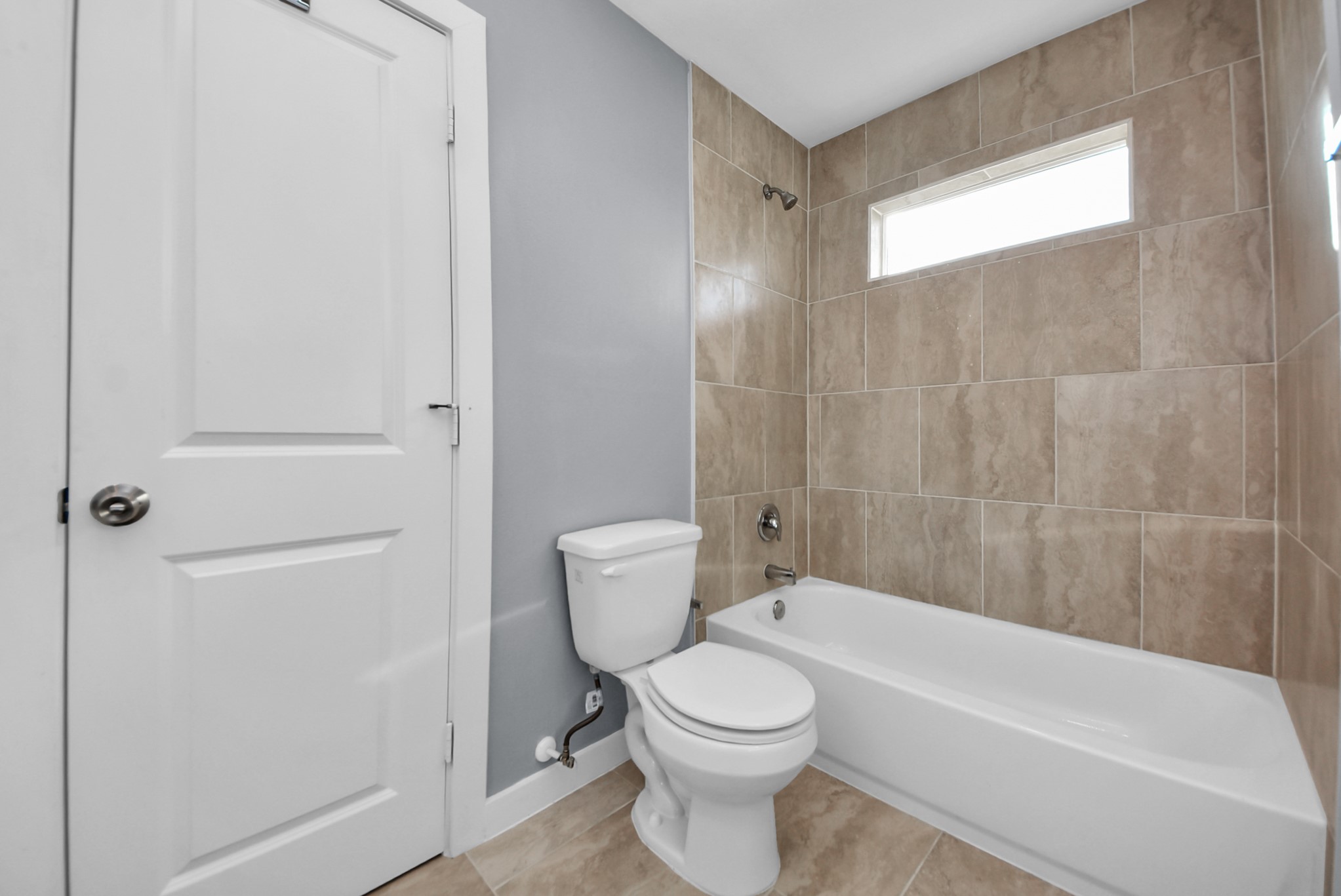 618 Maple Way, Unit A Houston, TX 77015 - Photo 35 of 48 a bathroom with a toilet and a bathtub