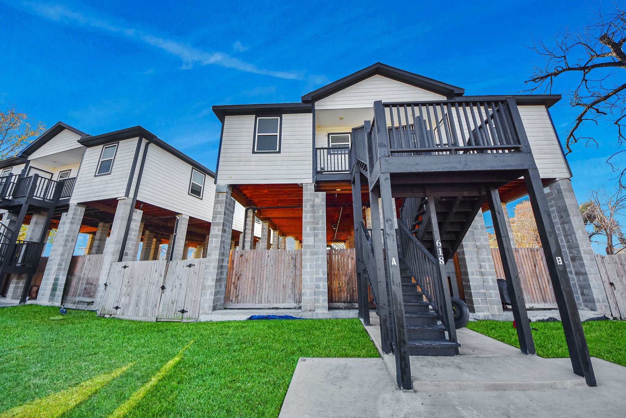 618 Maple Way, Unit A Houston, TX 77015 - Photo 39 of 48 a view of a house with a small yard and front a house