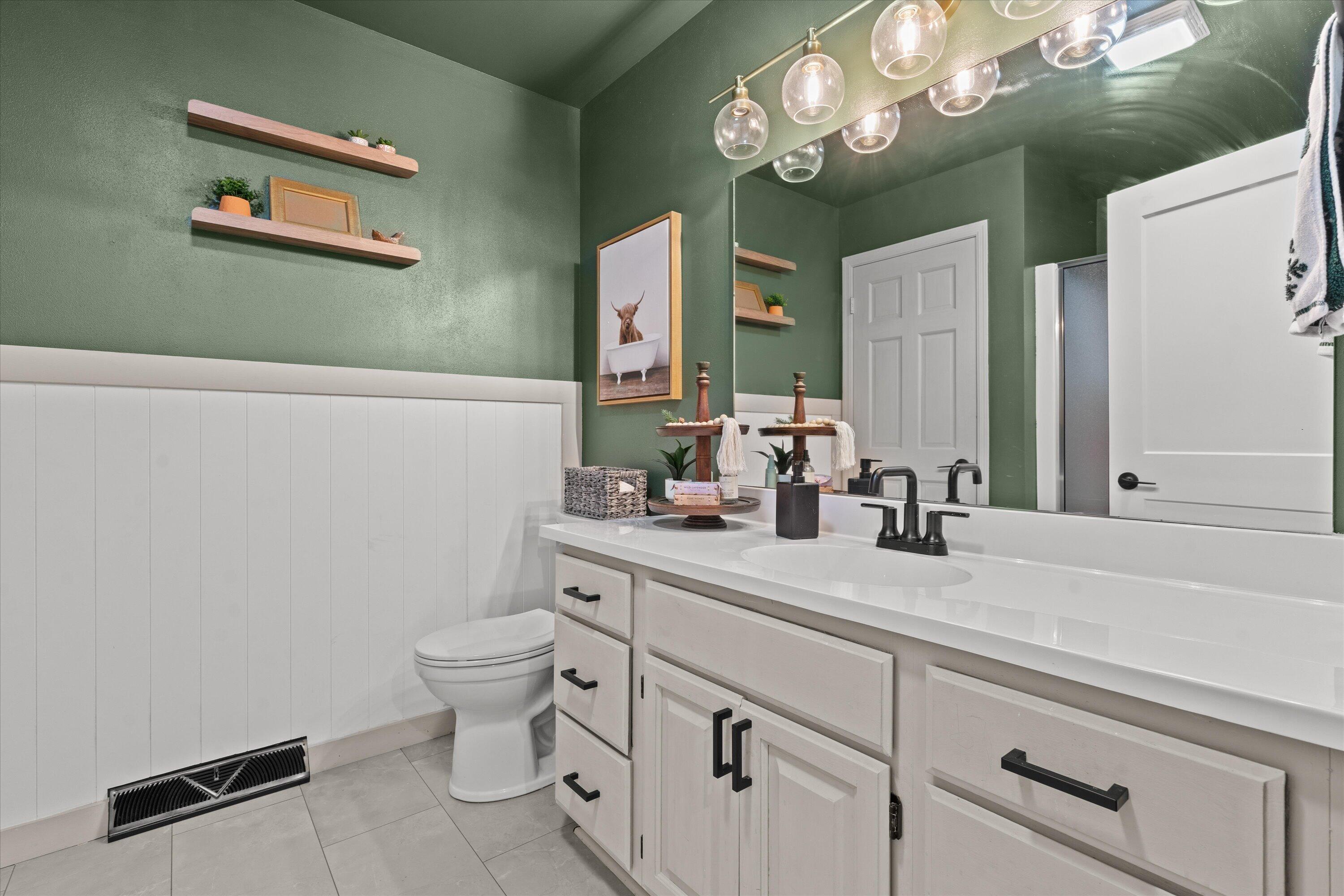 2293C Circle Ridge, Unit 31 Delafield, WI 53018 - Photo 12 of 27 Main Floor Full Guest Bath