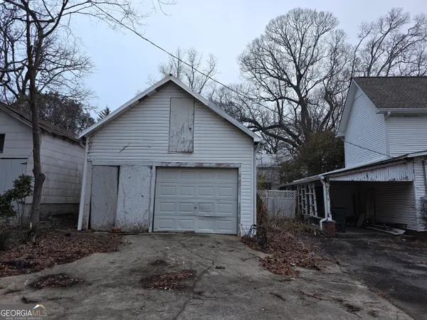 a view of a small house with backyard