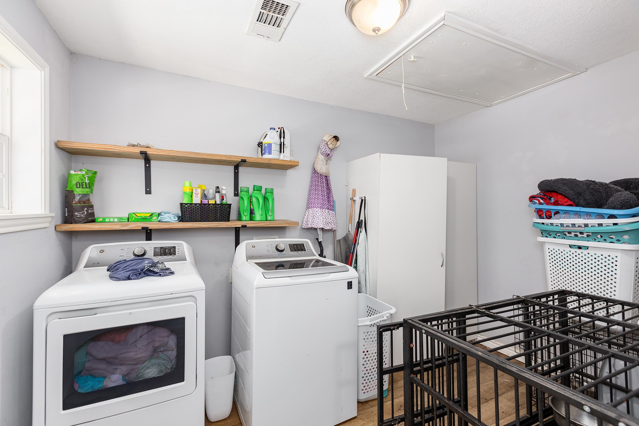 240 North 7th Street Trinity, TX 75862 - Photo 22 of 32 a kitchen with stainless steel appliances a stove a microwave and a refrigerator