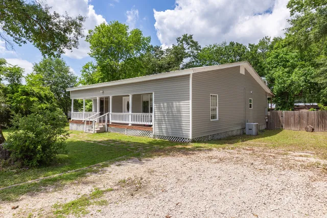 a view of a house with backyard