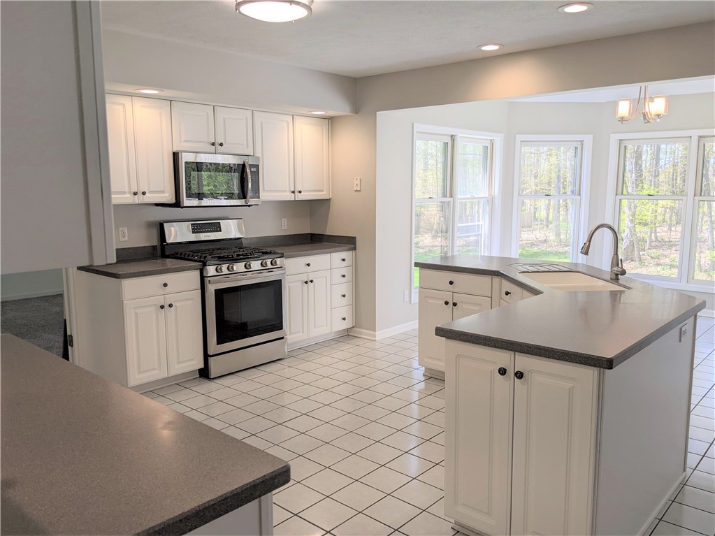 41 Hawks View Mendon, NY 14472 - Photo 2 of 46 Open kitchen